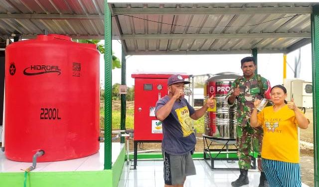 Babinsa Pagung Serda Anton menyaksikan warga menikmati air minum gratis (Muhamad Dastian Yusuf)