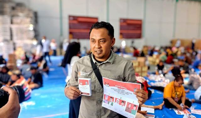 Ketua KPU, Nanang Qosim menunjukkan suara suara Pilgub (Faustav Imaniarta Wijaya)