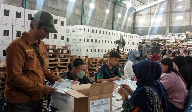 Ketua KPU, Reza Christian meninjau proses sortir dan pelipatan (Kintan Kinari Astuti)