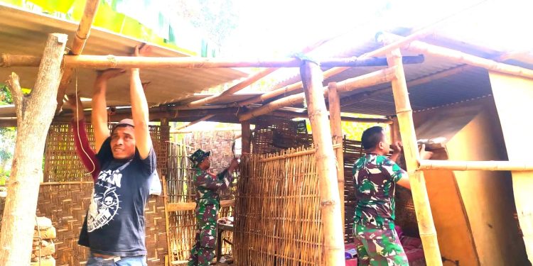 Prajurit TNI dibantu warga melakukan pembongkaran rumah milik Fauzi (Muhamad Dastian Yusuf)