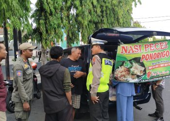 Penertiban dilakukan pasukan gabungan (Sigit Cahya Setyawan)