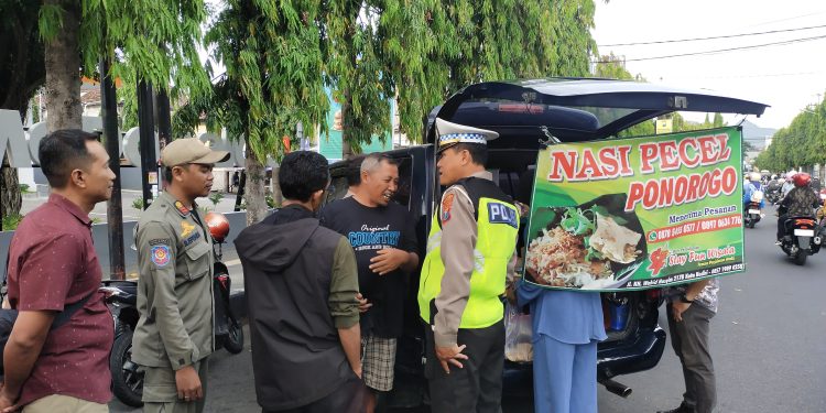 Penertiban dilakukan pasukan gabungan (Sigit Cahya Setyawan)