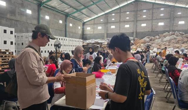 Suasana sortir dan pelipatan surat suara Pilgub (istimewa)