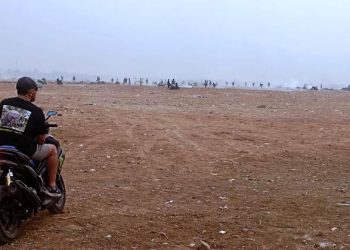 Kades Paryono turut melakukan pembersihan lokasi acara (istimewa)