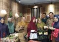 Direktur RSUD Kilisuci, dr. Siti Rahmah di stand bazar (Sigit Cahya Setyawan)