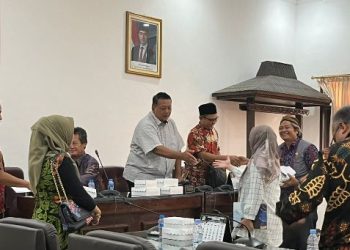 Suasana RDP di Ruang Komisi IV DPRD Kabupaten Kediri (Kintan Kinari Astuti)