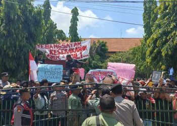 Aksi ratusan warga Desa Satak Puncu ke kantor Perhutani (Faustav Imaniarta Wijaya)