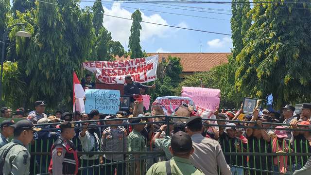 Diduga Selewengkan Jabatan, Ketua LMDH Didemo Ratusan Warga Satak Diduga Selewengkan Jabatan, Ketua LMDH Didemo Ratusan Warga Satak
