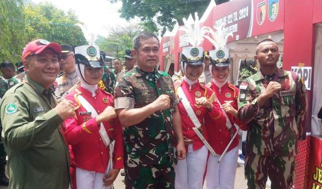 Kepala Smata, Eko Agus Suwandi bersama perwakilan drum band foto bersama dengan Kasad Jenderal TNI Maruli Simanjuntak (istimewa)