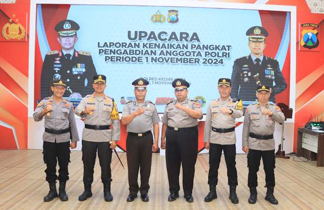 Bentuk Apresiasi Terhadap Anggota Polri, Polres Kediri Kota Gelar Upacara Kenaikan Pangkat Pengabdian