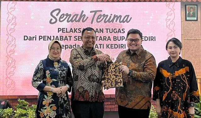 Penyerahan pelaksana tugas di Ruang Joyoboyo (Kintan Kinari Astuti)