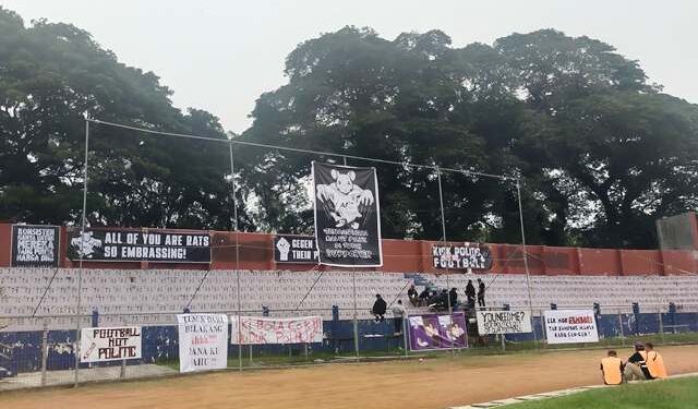 Tribun utara terlihat kosong dan terpasang sejumlah spanduk (Sigit Cahya Setyawan)