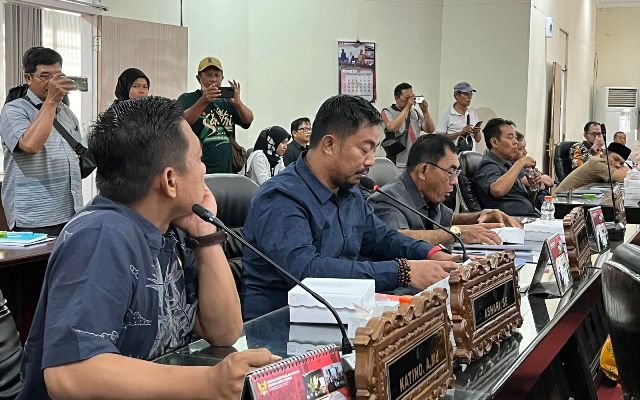 Akibat Ketua DPRD Nyatakan Rapat Paripurna Rancangan APBD di Skors, Gedung Dewan Memanas Diwarnai Aksi Walk Out