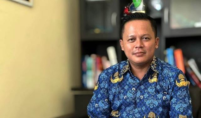 Adi Sutrisno, Lurah Burengan (Kintan Kinari Astuti)