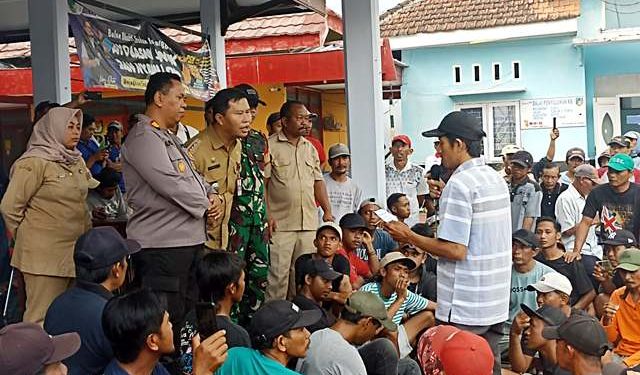 Kapolsek Puncu AKP Gatot Pesantoro didampingi Camat Firman Tappa dan Danramil Kapten Arm. Bangun Budi Adi saat menemui aksi di halaman Kantor Kecamatan Puncu, Senin kemarin (Faustav Imaniarta Wijaya)