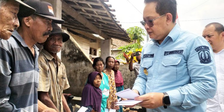 Pj. Gubernur Jawa Timur, Adhy Karyono saat meninjau rumah usai direnovasi (Muhamad Dastian Yusuf)