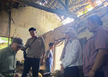 Vinanda didampingi Joko Koreng saat menemui Rohman (Sigit Cahya Setyawan)