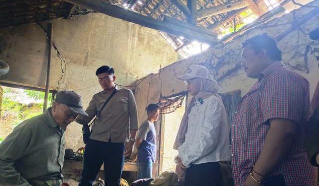 Vinanda didampingi Joko Koreng saat menemui Rohman (Sigit Cahya Setyawan)