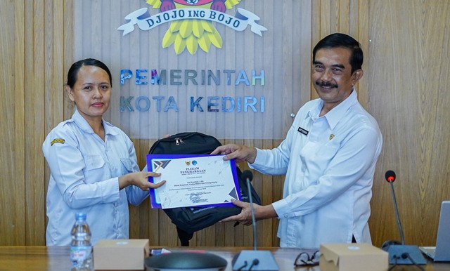 Gelar Reviu dan Evaluasi Kegiatan Statistik Sektoral 2024, Diskominfo Kota Kediri Berikan Apresiasi Pada 10 PIC OPD Terbaik Gelar Reviu dan Evaluasi Kegiatan Statistik Sektoral 2024, Diskominfo Kota Kediri Berikan Apresiasi Pada 10 PIC OPD Terbaik