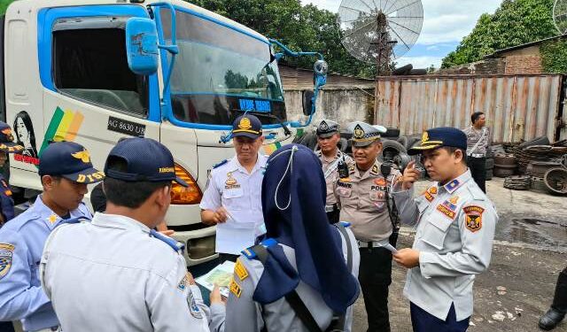Tim gabungan saat melakukan Ramp Chek (Sigit Cahya Setyawan)