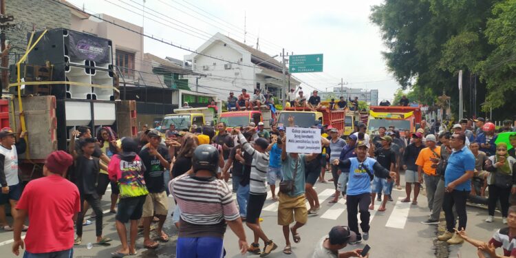 Ratusan massa dengan membawa dump truk saat aksi di depan Pemkab Kediri (Muhamad Dastian Yusuf)