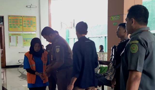 Terdakwa saat jalani sidang (Sigit Cahya Setyawan)