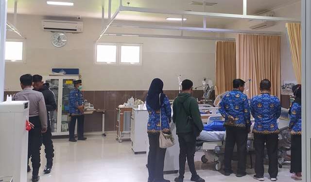 Tim gabungan saat melihat kondisi Danang dan Aminatun (Muhamad Dastian Yusuf)