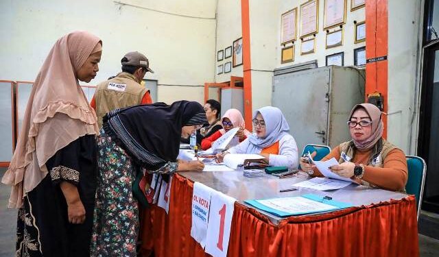 Pengambilan bantuan melalui Kantor Pos Kediri (kominfo)