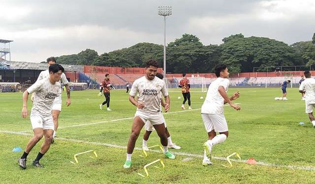 Pemain Semen Padang saat berlatih di Stadion Brawijaya (Sigit Cahya Setyawan)