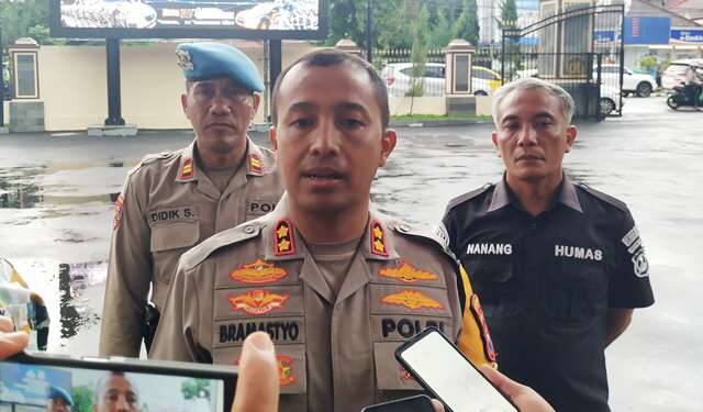 Kapolres Kediri Kota, AKBP Bramastyo Priaji saat memberikan keterangan pers (Sigit Cahya Setyawan)