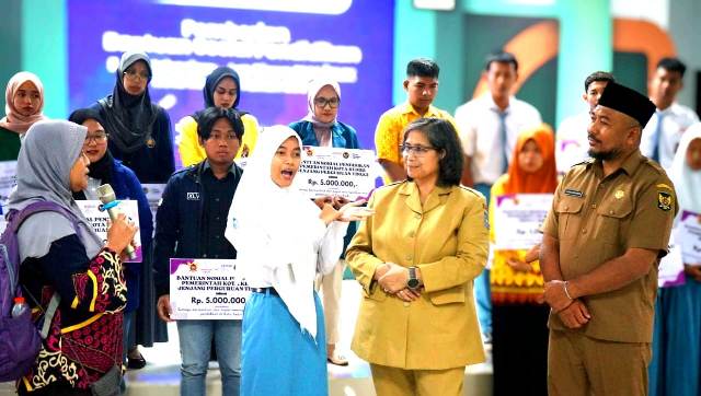 Ratusan Siswa Kota Kediri Terima Beasiswa Pendidikan Ratusan Siswa Kota Kediri Terima Beasiswa Pendidikan