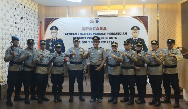 Kapolres Kediri Kota Pimpin Upacara Kenaikan Pangkat Pengabdian