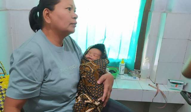 Rohana Sukarti menemukan bayi di tempat usahanya (Muhamad Dastian Yusuf)