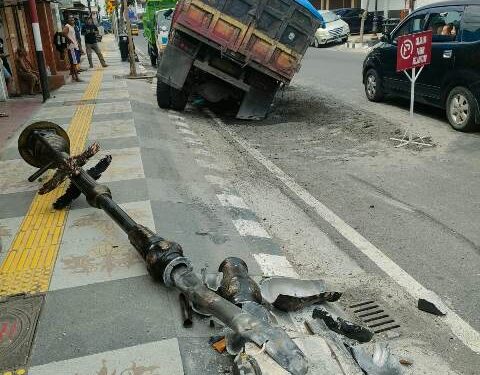 Truk pasir dikemudikan Joko (Kintan Kinari Astuti)
