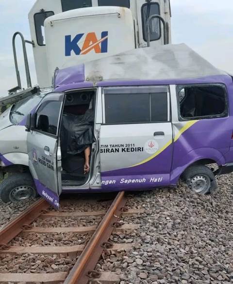 Mobil Ambulan RSUD Gambiran Terseret KA Mataramaja, Sopir Meninggal di Tempat Mobil Ambulan RSUD Gambiran Terseret KA Mataramaja, Sopir Meninggal di Tempat