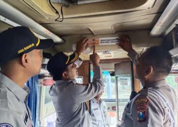 Semua angkutan umum ditempel stiker (Sigit Cahya Setyawan)