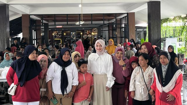 Mbak Vinanda bersama  para penyandang kebutuhan khusus (Kintan Kinari Astuti)