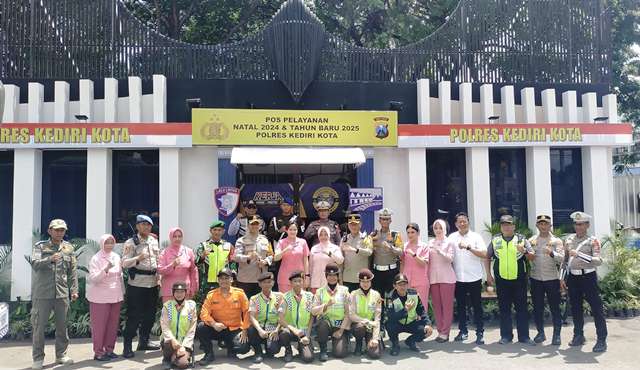 Ketua Bhayangkari Polres Kediri Kota, Ratih Bramastyo saat berada di Pos Pelayanan Alun-Alun (Sigit Cahya Setyawan)