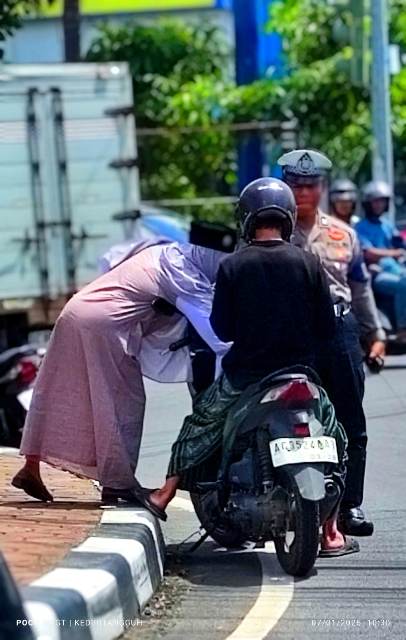 Meski Memakai Songkok, Perempuan Berhijab Dibonceng Suaminya Tetap Terjaring Razia Digelar Satlantas Polres Kediri Kota