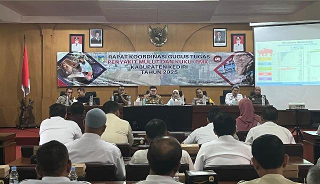 447 Hewan Diserang Wabah PMK, Pemkab Kediri Siapkan 50 ribu Vaksin dan Tutup Sementara Pasar Hewan 447 Hewan Diserang Wabah PMK, Pemkab Kediri Siapkan 50 ribu Vaksin dan Tutup Sementara Pasar Hewan
