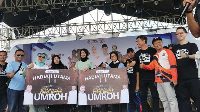Acara jalan sehat pesta rakyat (Sigit Cahya Setyawan)