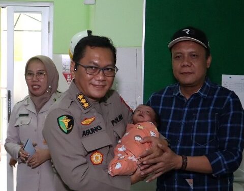Karumkit RS. Polda Bhayangkara Kediri, drg. Agung Hadi Wijanarko menyerahkan bayi (Muhamad Dastian Yusuf)