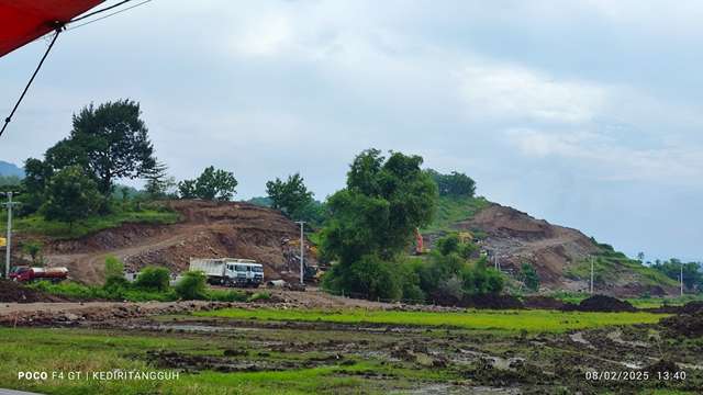 Material Pembangunan Jalan Tol Kediri – Tulungagung, Atas Aduan Masyarakat Diduga Tidak Berijin
