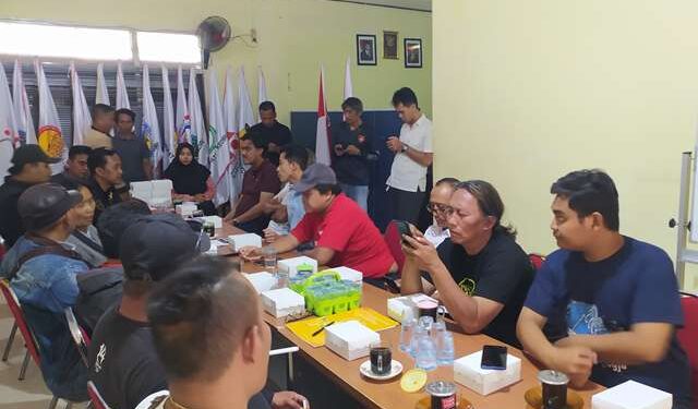 Suasana audensi sempat memanas di Sekretariat KONI Kabupaten Kediri (Muhamad Dastian Yusuf)