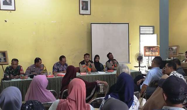 Suasana pertemuan warga dengan pihak PT. LMA di Balai Kelurahan Mojoroto (Sigit Cahya Setyawan)