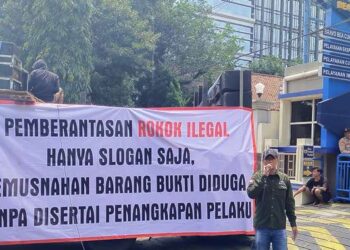 Demo di depan Kantor Bea Cukai Kediri (Sigit Cahya Setyawan)