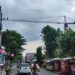 Alat berat pembangunan rumah sakit terlihat melintang di jalan (Nanang Priyo Basuki)