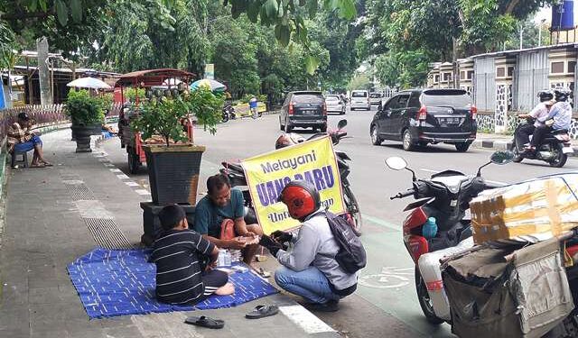 Jasa penukaran uang baru di Jalan Soedanco Soepriyadi (Sigit Cahya Setyawan)
