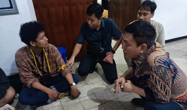 Sudjono Teguh Wijaya, Wakil Ketua DPRD Kota Kediri menemui peserta aksi diamankan (Sigit Cahya Setyawan)