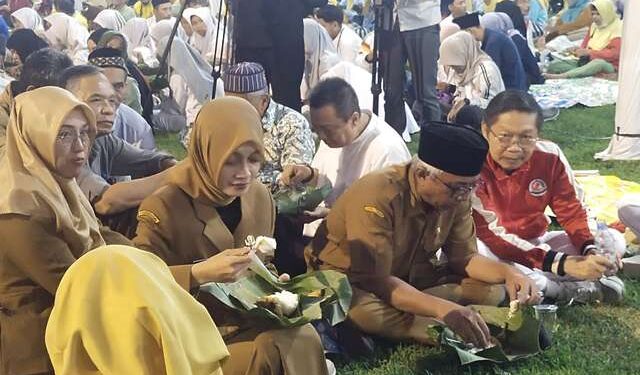 Mbak Wali dan Gus Wawali menikmati sego pincuk (Sigit Cahya Setyawan)
